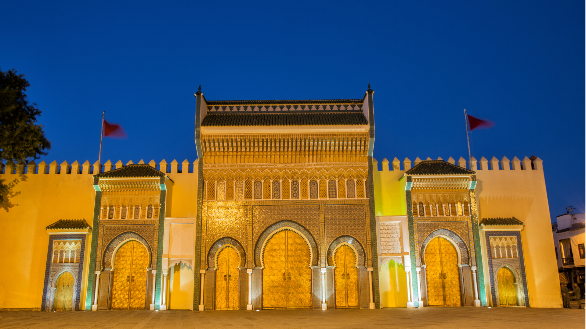 Palais marocain de nuit éclairé